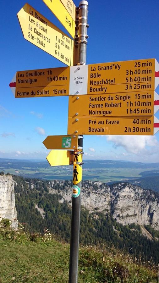 Halte Au Pied Du Creux Du Van Travers Buitenkant foto