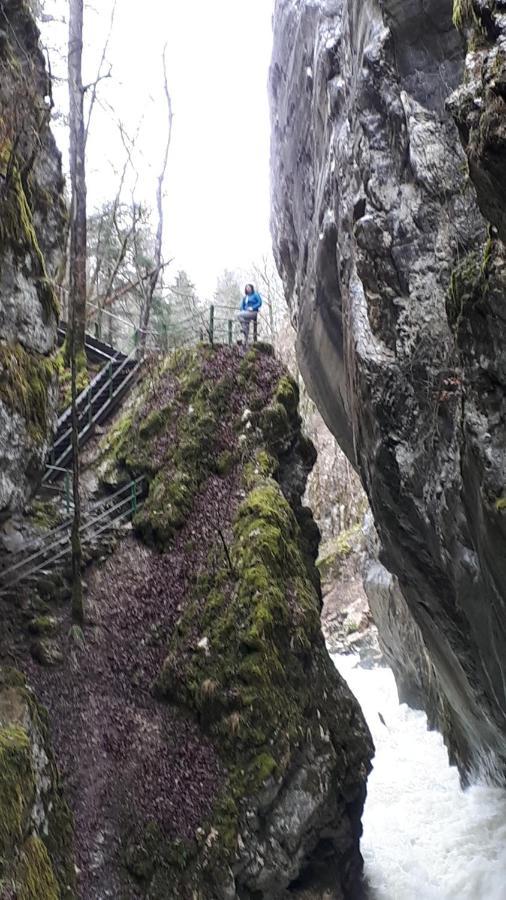 Halte Au Pied Du Creux Du Van Travers Buitenkant foto